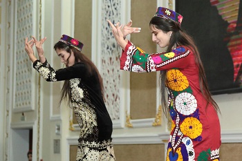 タジキスタン伝統の踊り2