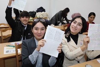 タジキスタン学生の手紙作成の様子