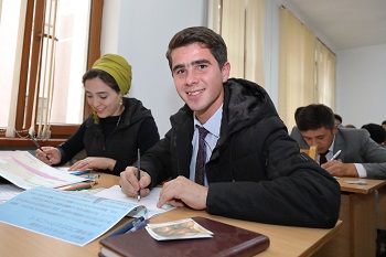タジキスタン大学の手紙作成の様子2