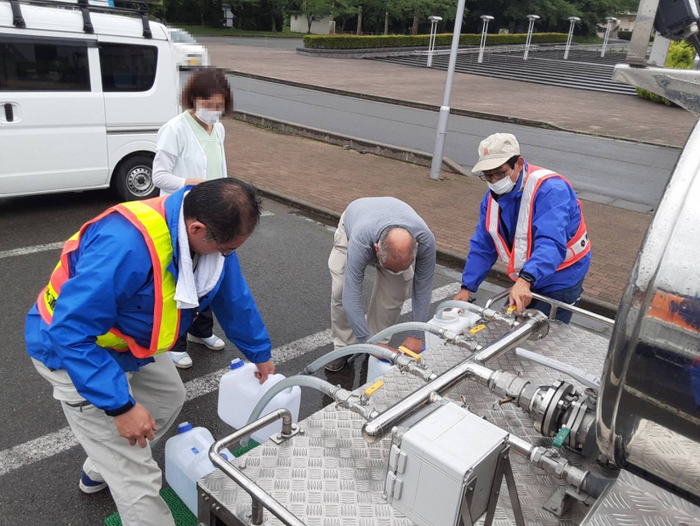 写真：男鹿市総合体育館での給水活動