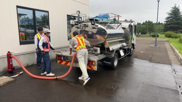 写真：根木浄水場で給水車へ給水