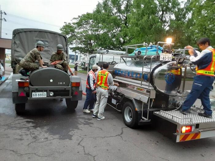 写真：自衛隊の給水タンクへ給水（男鹿市民文化会館）