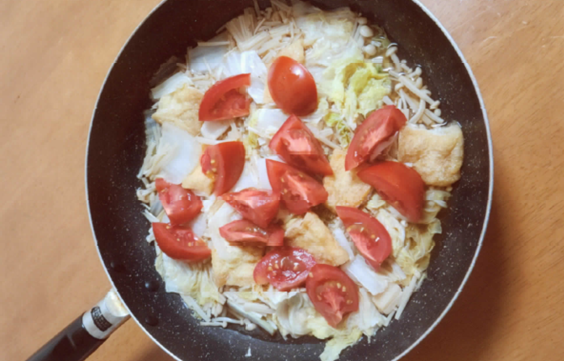 白菜ときのこと油あげのフライパンむし煮の写真