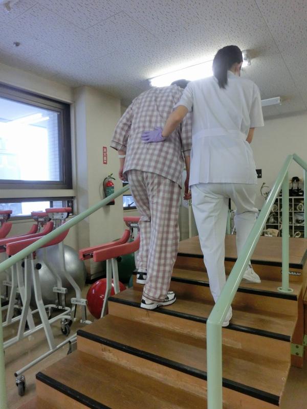 写真：起居動作・歩行練習の様子2