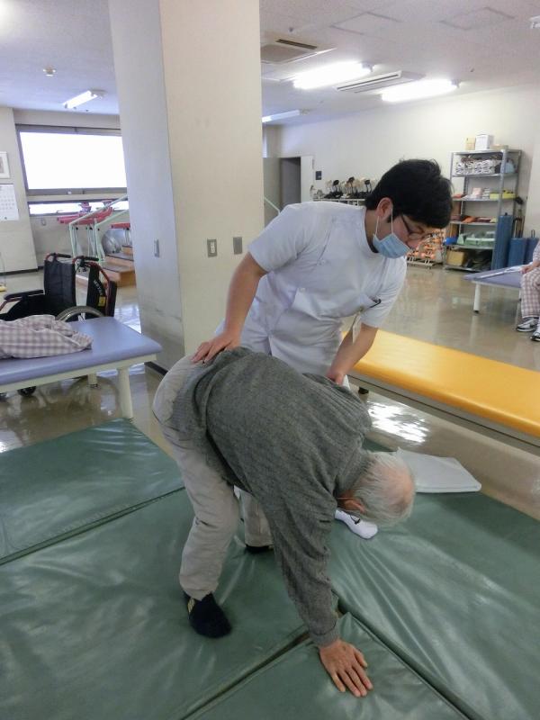 写真：起居動作・歩行練習の様子3