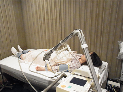 写真：血圧脈波検査の様子