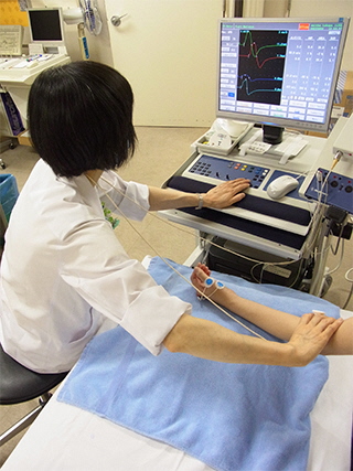 写真：脳波検査・神経筋電図検査の様子1