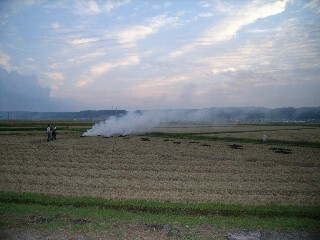 写真：わら焼きのイメージ