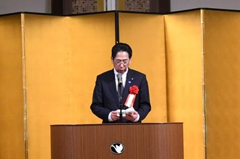 写真：来賓祝辞を述べる青森市議会議長