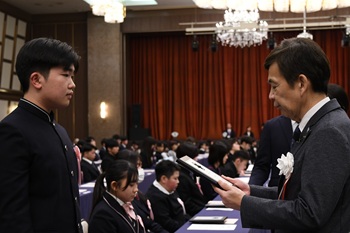写真：表彰楯授与