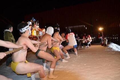 写真：「もつけ」による雪上綱引き