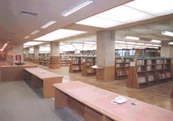 写真:市民図書館内観