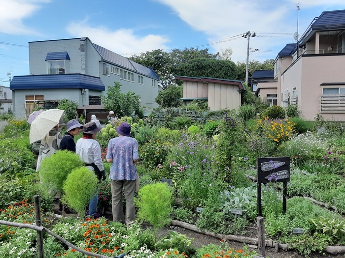 写真：花だん見学会の様子1