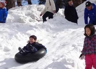 写真：雪遊び