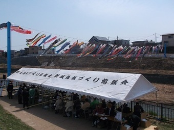 写真：新城地区の「新城川への鯉のぼり掲揚」