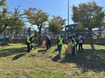 写真：三内地区の「三内オータムクリーン大作戦」