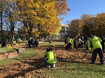 写真：東部第9区の「落ち葉拾い大作戦」