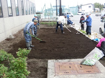 写真:花壇づくり1
