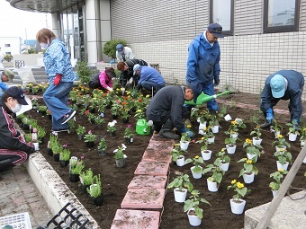 写真：花植えの様子