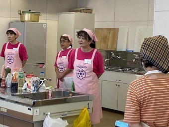写真:最初に先生からレシピや手順の説明