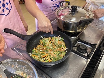 写真:チヂミ焼く