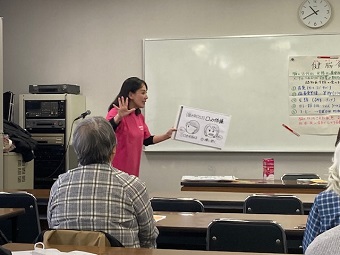 食生活改善講座3 口や舌の運動指導の様子1