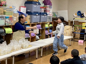 2子どもたちにフライドポテトを手渡します
