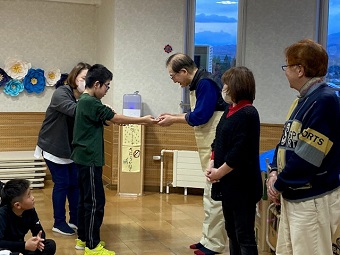 3子どもたちから協議会へ記念品贈呈