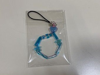 4記念品は、子どもたちがペットボトルを加工して作ったストラップです