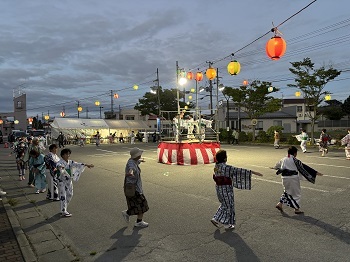 写真:みんなで楽しく踊ります