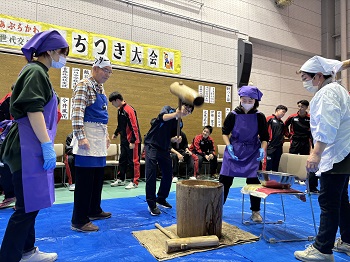 お餅つきの様子