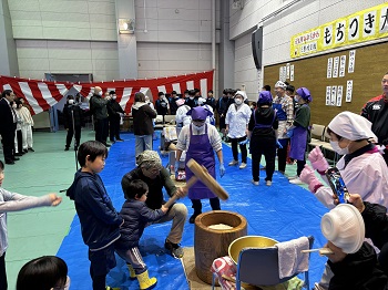 子どもがお餅をついてる様子