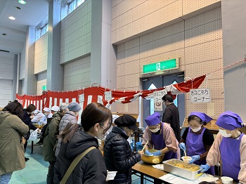 お餅に味をつけてもらいます