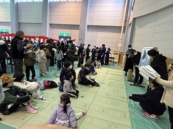 子ども達はお話会に夢中です