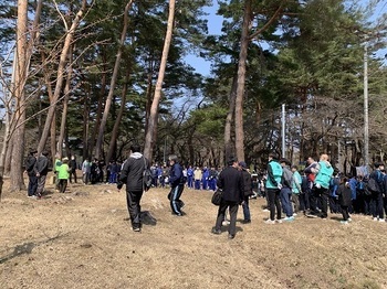 写真:枝拾いの注意事項を聞く参加者たち