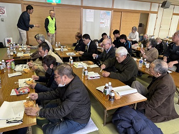 非常食を食べている様子