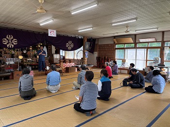写真：住職の講話の様子