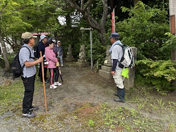 写真：説明を聞く参加者たち