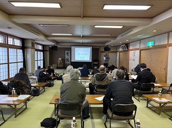 写真：皆さん真剣に講話を聞いています