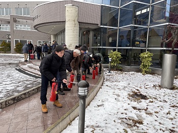 写真：水消火器訓練の様子