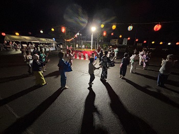写真：雨に負けず、たくさん踊りました