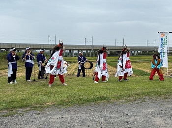 写真：油川獅子舞保存会による獅子踊り