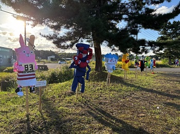 写真：沿道に設置されたかかし