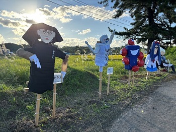 写真：個性豊かなかかしが並びました