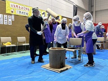 写真：「ヨイショーヨイショー！」お餅をつきます