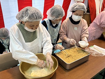 写真：お餅にきな粉をまぶしてもらえます