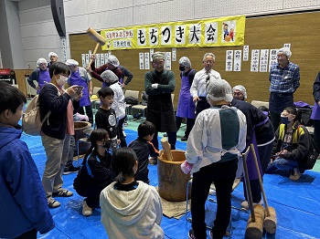 写真：餅つき体験コーナーは大行列でした