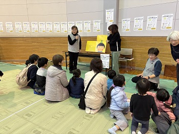 写真：子どもたちは絵本お話会に夢中です