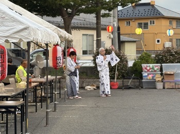 写真：講師の先生の挨拶で盆踊りがスタート！