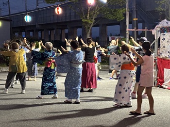 写真：輪がどんどん広がり会場は熱気に包まれます